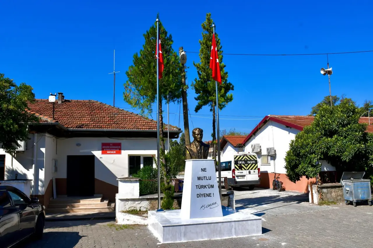 Köyceğiz Beyobası Meydanına Yeni Oturma Alanı ve Atatürk Büstü Yapıldı