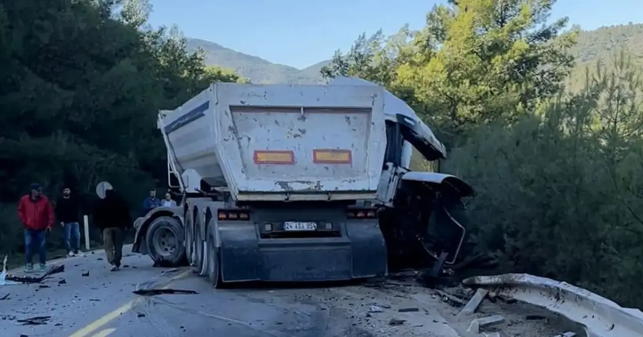 Bodrum Torba–Gölköy–Türkbükü yolunda Tesla ile hafriyat tırının kafa kafaya çarpışması sonucu sürücü sıkıştı; itfaiye kurtarma ve sağlık ekipleri müdahalesi sürüyor.