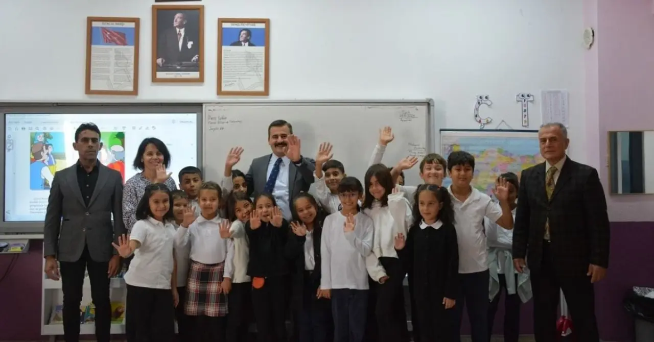 Kaymakam Mert Kumcu, Fehmi Başoğlu İlkokulunu ziyaret ederek öğretmen ve öğrencilerle bir araya geldi. Okul çalışmaları ve eğitim süreci değerlendirildi.