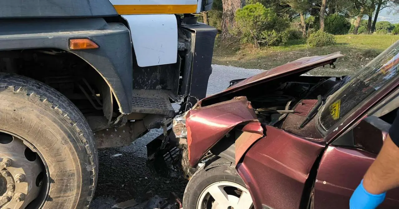 Milas Ortaköy–Türbe yolunda otomobilin beton mikserine çarpması sonucu 4 kişi yaralandı. Yaralılar hastaneye kaldırıldı, ekipler inceleme başlattı.
