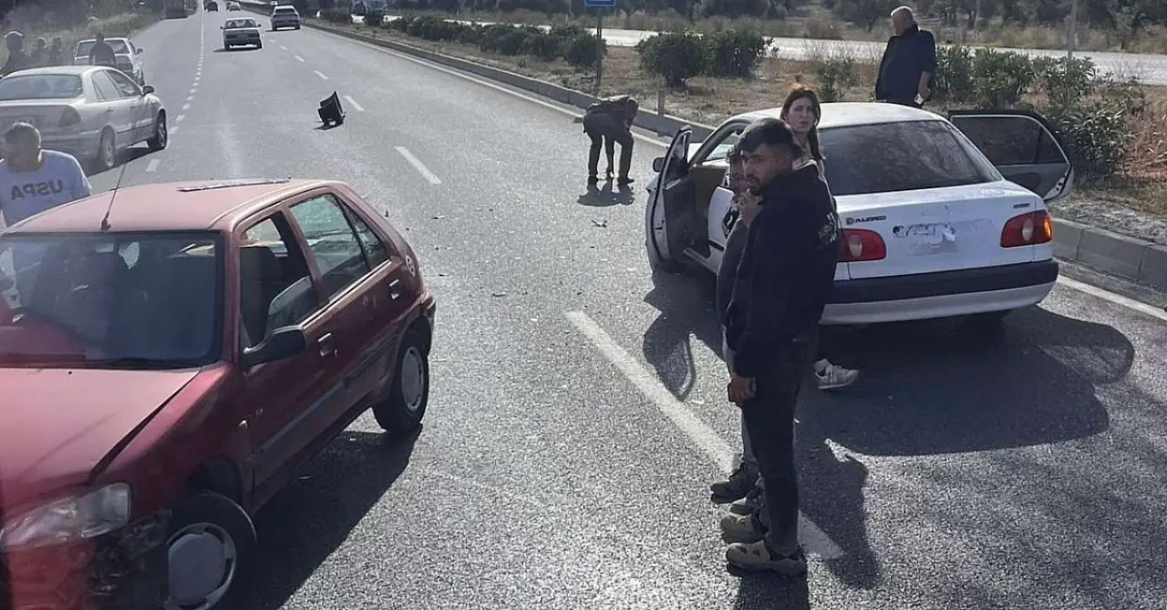 Milas-Bodrum Karayolu Karakaya inişinde iki otomobil çarpıştı, 1 kişi yaralandı. Yaralı hastaneye kaldırıldı, yol kısa süre trafiğe kapandı.
