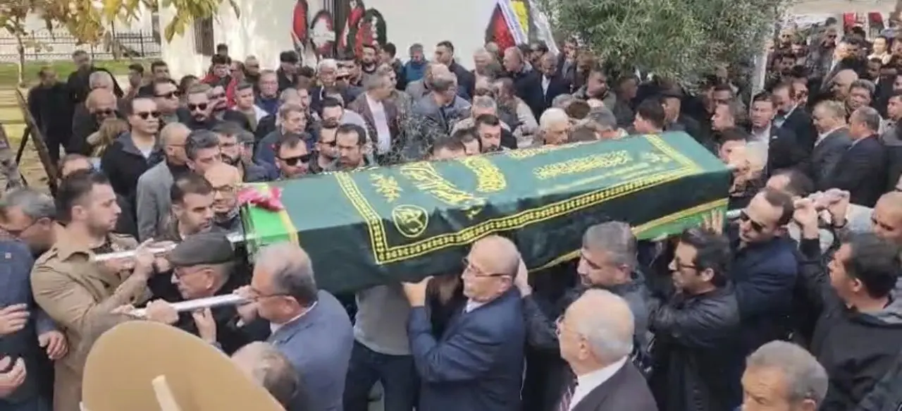 CHP Muğla İl Başkanı Nail Kızıl’ın babası Tevfik Kızıl, Kurşunlu Camii’ndeki cenaze töreninin ardından defnedildi.