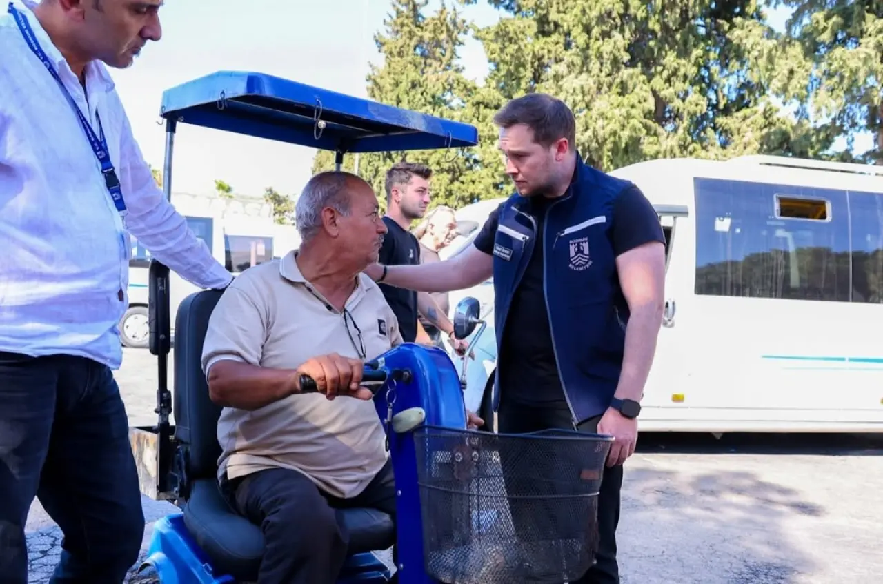 Bodrum Belediyesi, ihtiyaç sahibi vatandaşlara akülü sandalye ve bakım desteği sağlamaya devam ediyor.