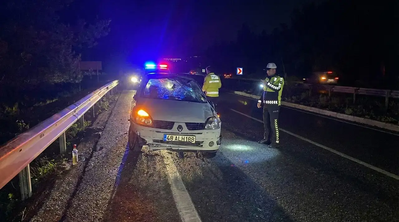 Milas–Bodrum Karayolu’nda refüje çarpan otomobil takla attı, sürücü hafif yaralandı, yol kapandı.