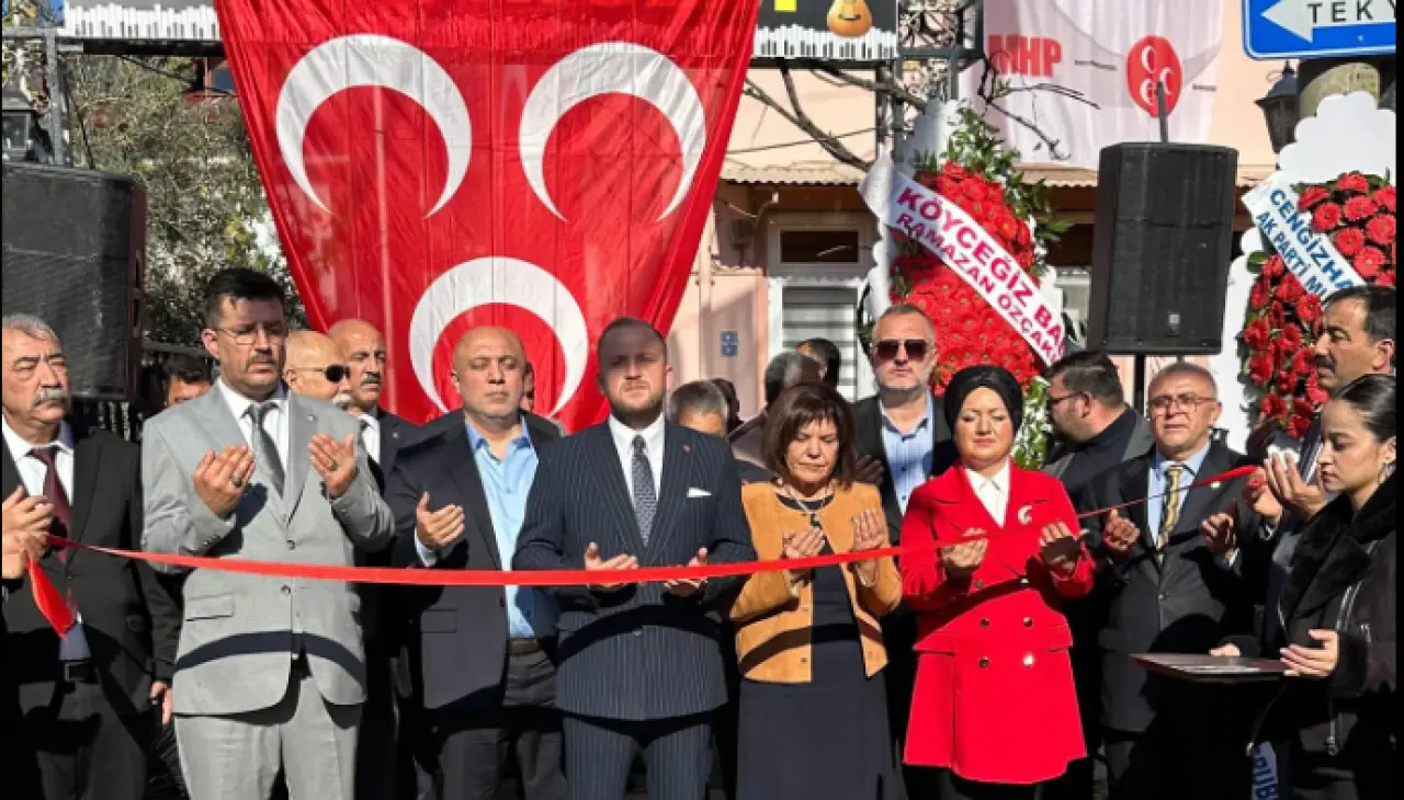 MHP Köyceğiz İlçe Teşkilatı yeni hizmet binasının açılışı mehteran, kurban ve yoğun protokol katılımıyla gerçekleşti. Açılışa Muğla teşkilatı da katıldı.