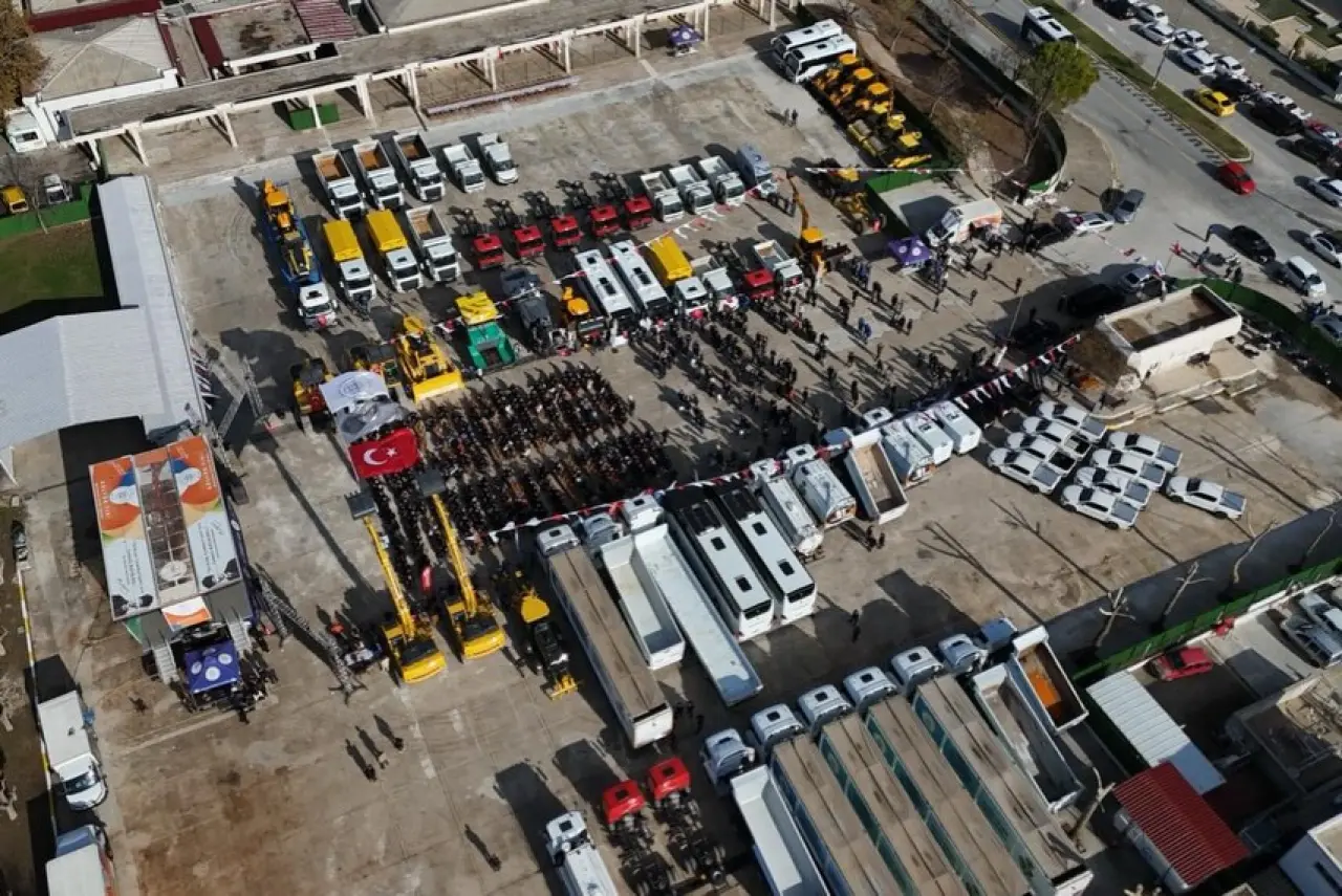 Muğla Büyükşehir Belediyesi, temizlikten ulaşıma birçok alanda kullanılacak 170 yeni aracı törenle hizmete aldı. Genişleyen filo ile hizmet kapasitesi artırıldı.