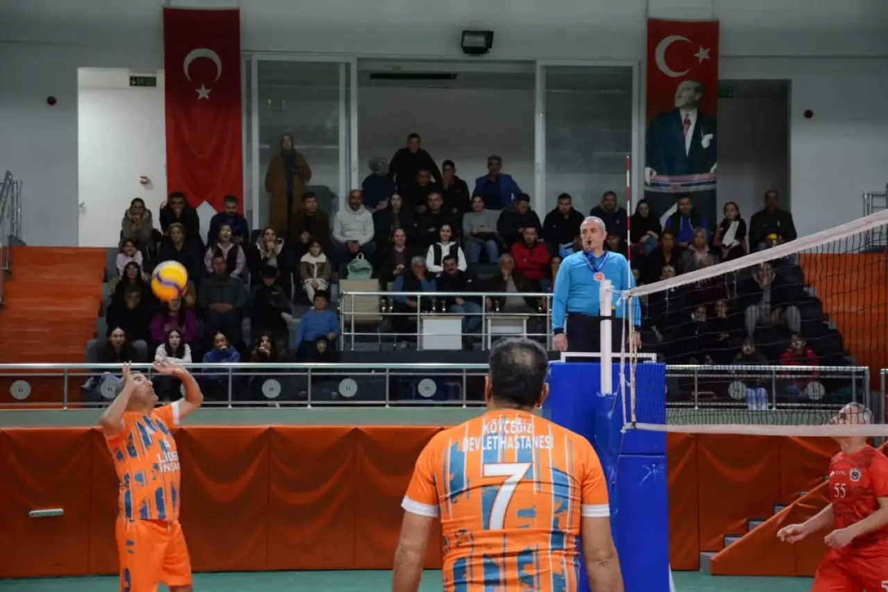 Köyceğiz Voleybol Turnuvası’nın dördüncü gününde Karaca Takip, Toparlar Okulu ve Hastane A Takımı galip geldi.