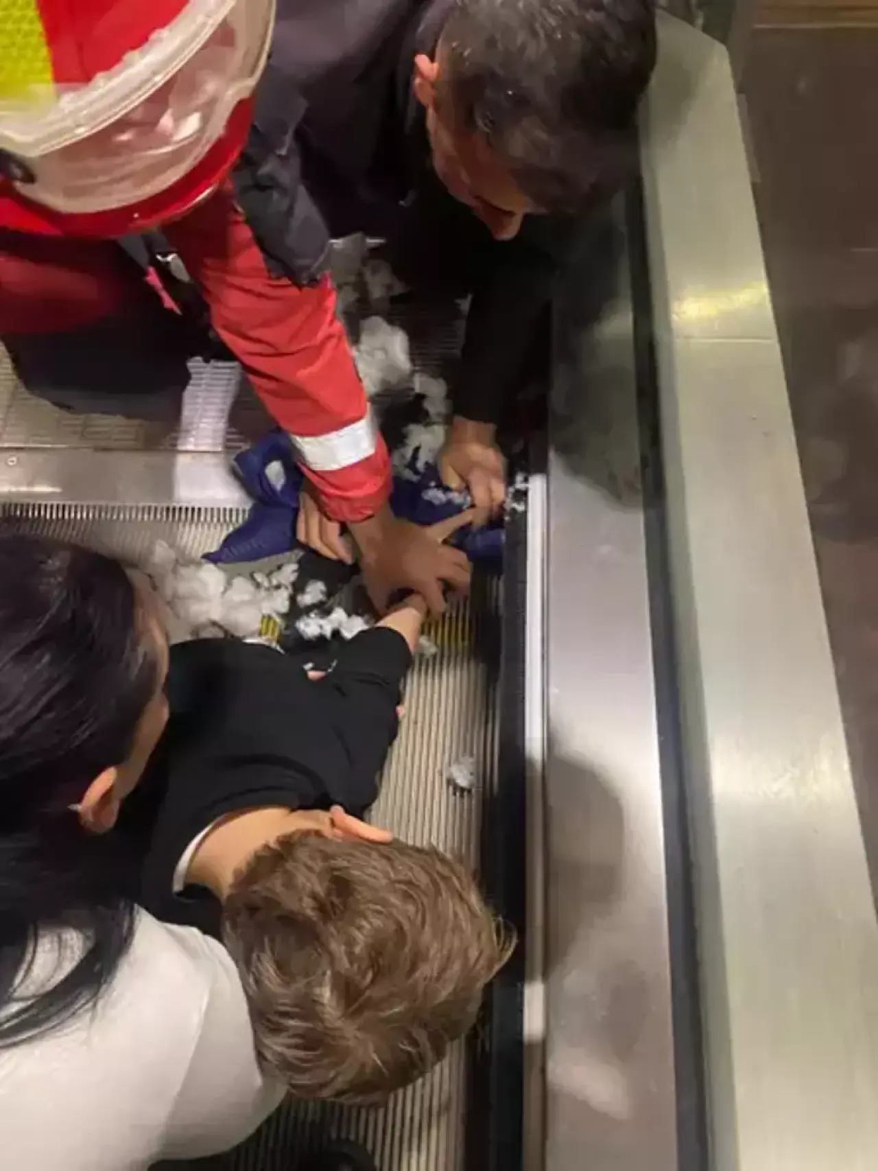 Muğla Menteşe’de bir AVM’de 5 yaşındaki çocuğun eli yürüyen merdivene sıkıştı, hastaneye kaldırıldı.