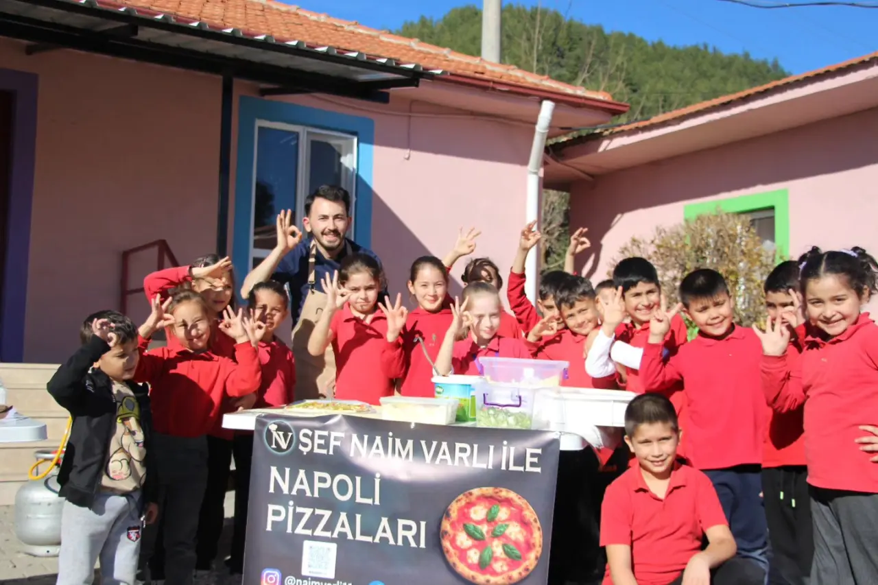 Şef Naim Varlı, Köyceğiz Demirli İlkokulu’nda çocuklarla pizza yaparak sosyal sorumluluk projesine başladı.