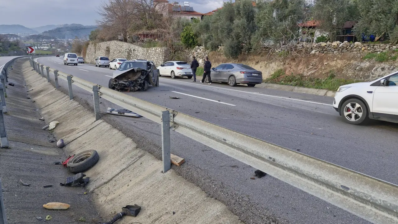 Dalaman Gürköy’de Fethiye-Dalaman yolunda meydana gelen kazada bir kişi hayatını kaybetti, bir kişi ağır yaralandı.