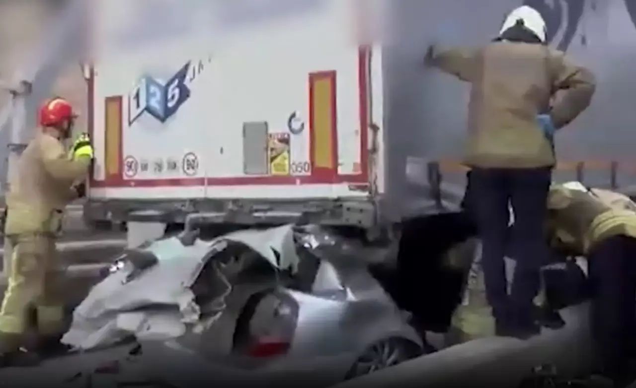 Pendik Kurnaköy gişeler mevki Ankara istikametinde otomobil TIR’ın altına girdi. Yaralılar var. İhbar üzerine olay yerine çok sayıda itfaiye ve sağlık ekibi sevk edildi. Ekiplerin çalışması sürüyor.