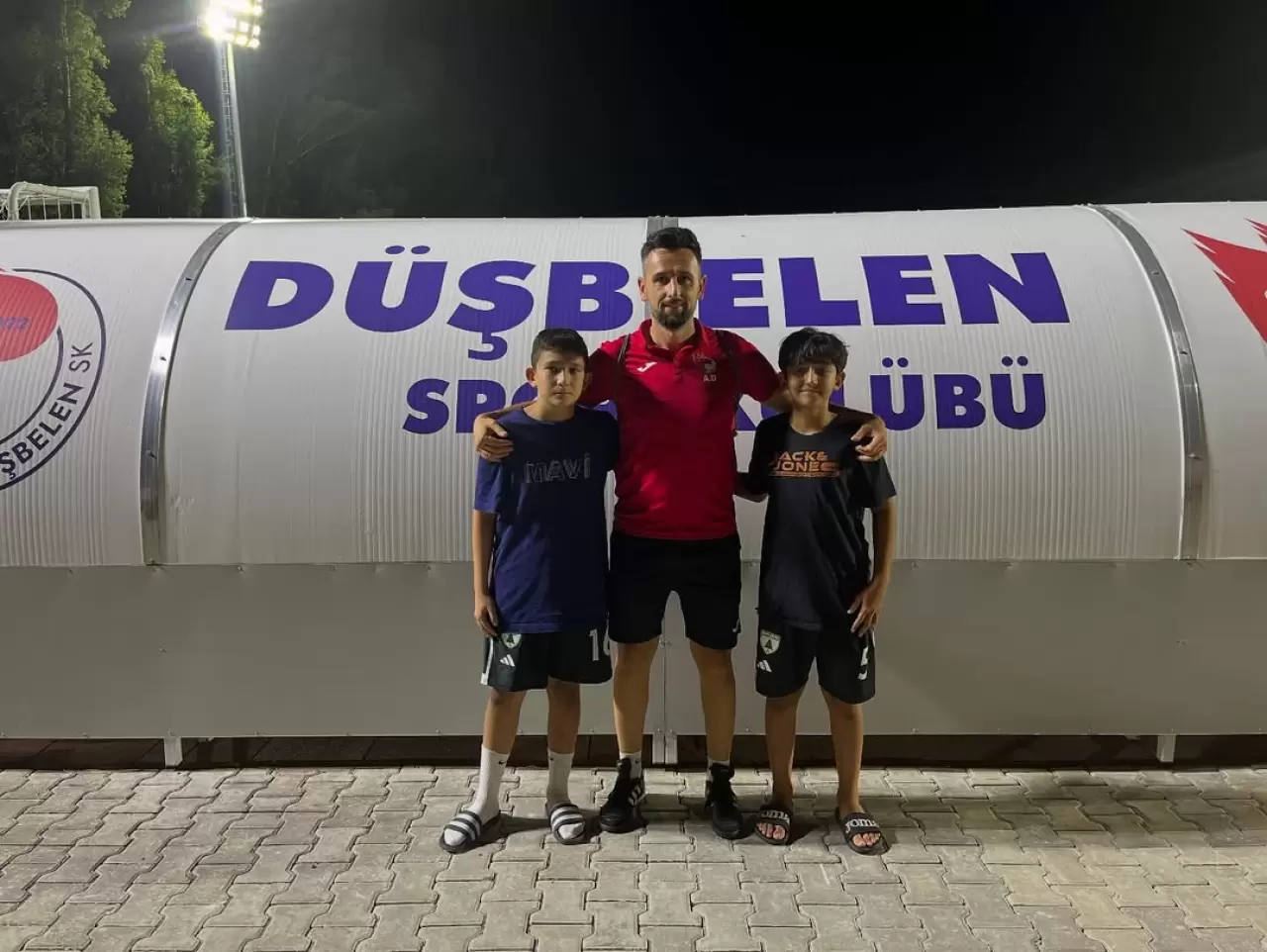 Düşbelen Spor Kulübü’nün altyapısından yetişen Dora Beşgül ve Mustafa Emir Kanat, Muğlaspor’a transfer oldu. Teknik Direktör Arda Dindar: “Gururluyuz, başarılar sizinle olsun gençler.”