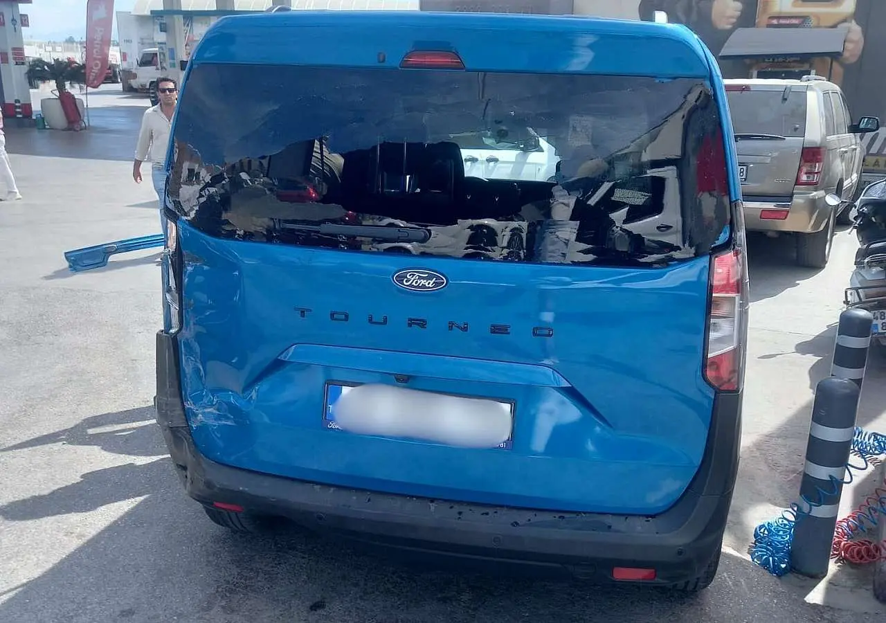 Bodrum Bitez’de Zincirleme Kaza: Kamyonetin Altına Girmemek İçin Motosikletten Atladı