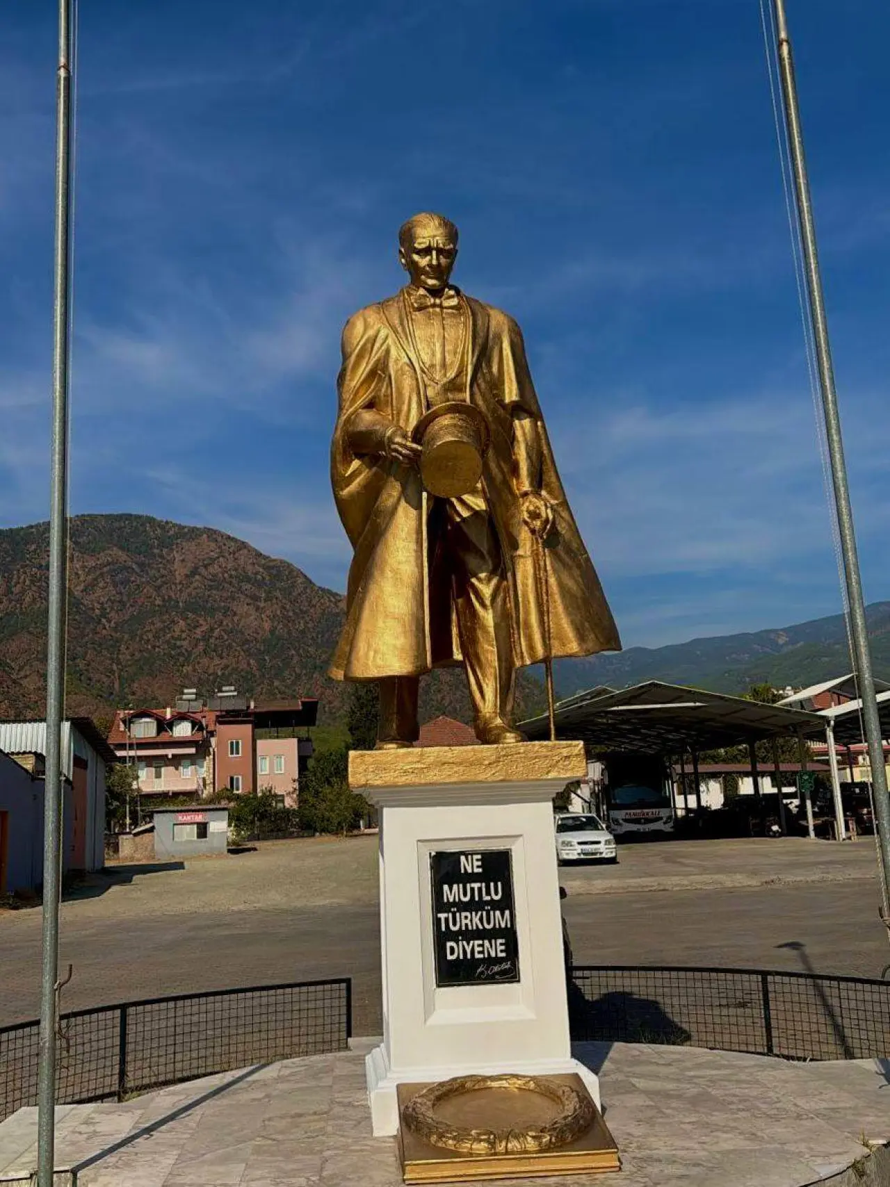 Köyceğiz Toparlar’da Atatürk Büstüne Bakım Yapıldı: Meydan Daha Düzenli Bir Görünüme Kavuştu