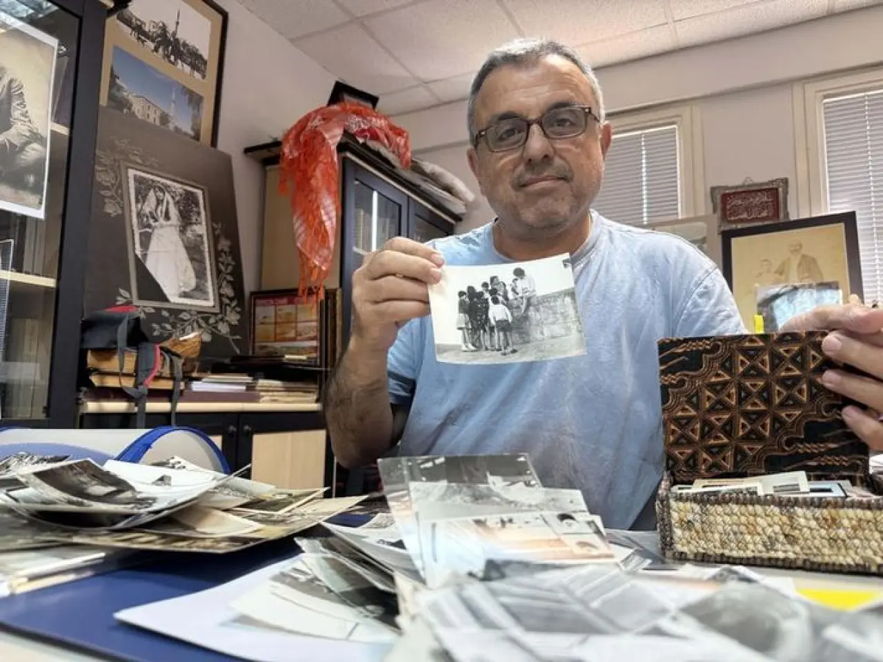 Muğla’nın Bodrum ilçesinde yaşayan Ali Şengün, 15 yılda topladığı 500 bin fotoğrafla kentin görsel tarihini arşivledi. En büyük hedefi, Bodrum’da bir fotoğraf müzesi kurmak. Arşivde 1843’ten günümüze uzanan kareler yer alıyor.