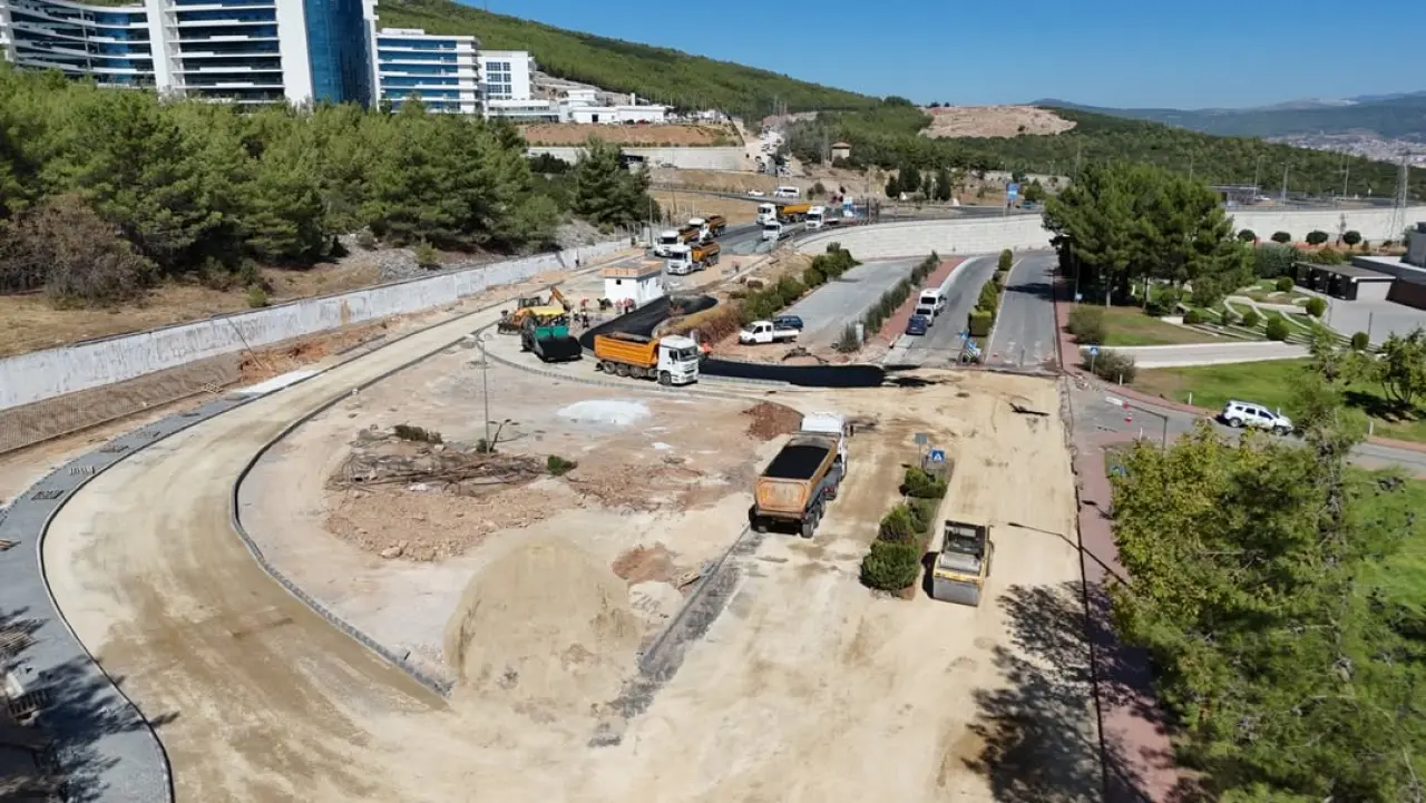 Muğla Büyükşehir Belediyesi, Çevre, Şehircilik ve İklim Değişikliği İl Müdürlüğü bağlantı yolu ile Muğla Sıtkı Koçman Üniversitesi A Kapı girişinde toplam 16 milyon 60 bin TL’lik ulaşım yatırımı başlattı. Proje kapsamında kaldırım, parke ve sıcak asfalt çalışmaları yürütülüyor.