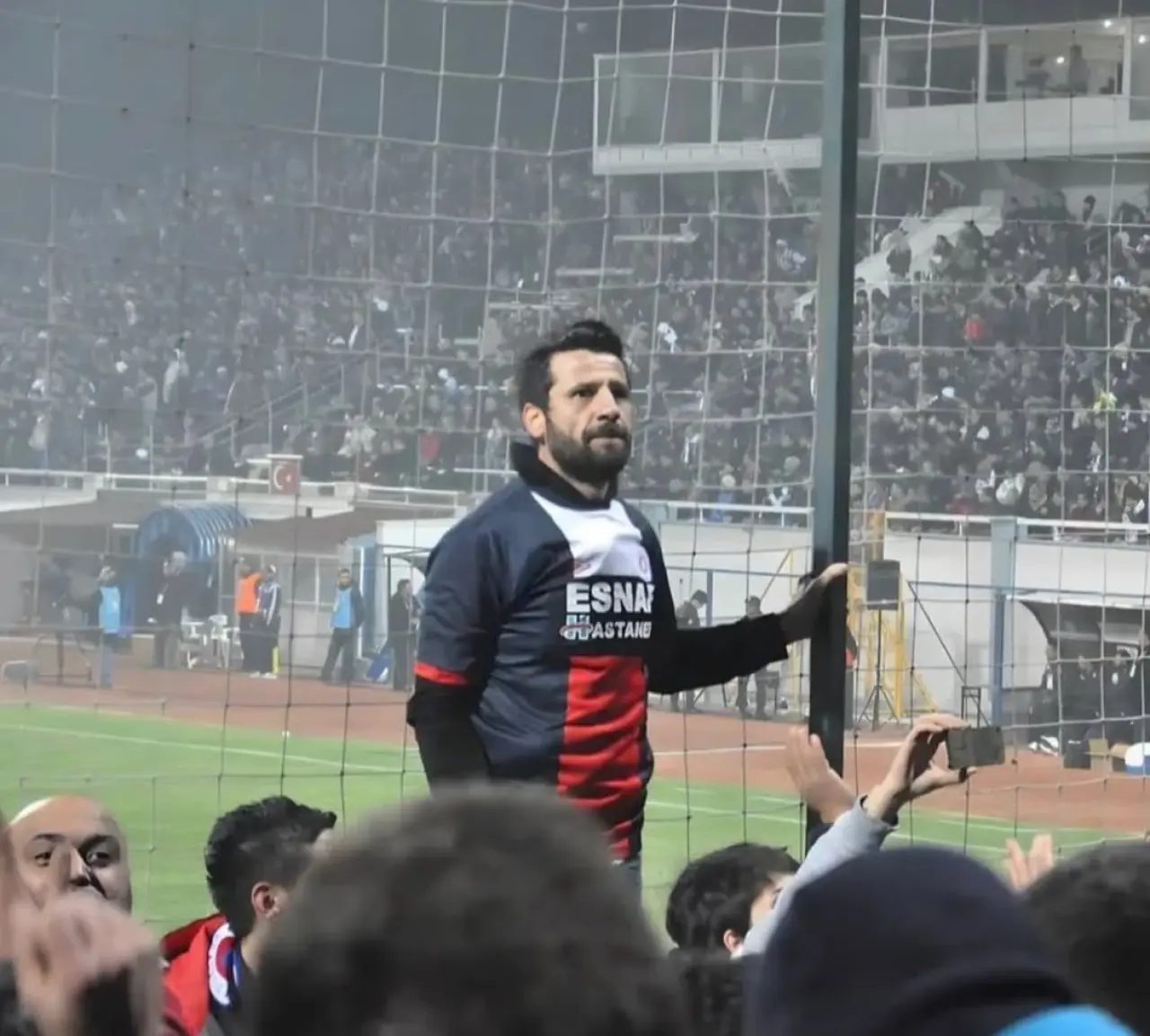 Galatasaray–Fethiyespor maçı öncesinde tribünden düşen Fethiyespor tribün lideri Murat Bayat ağır yaralandı. Muğla'nın Fethiye ilçesinde Galatasaray-Fethiyespor maçından önce bir taraftar tribünden düşerek ağır yaralandı. Hızla hastaneye kaldırılan taraftarın yoğun bakımda olduğu öğrenildi.