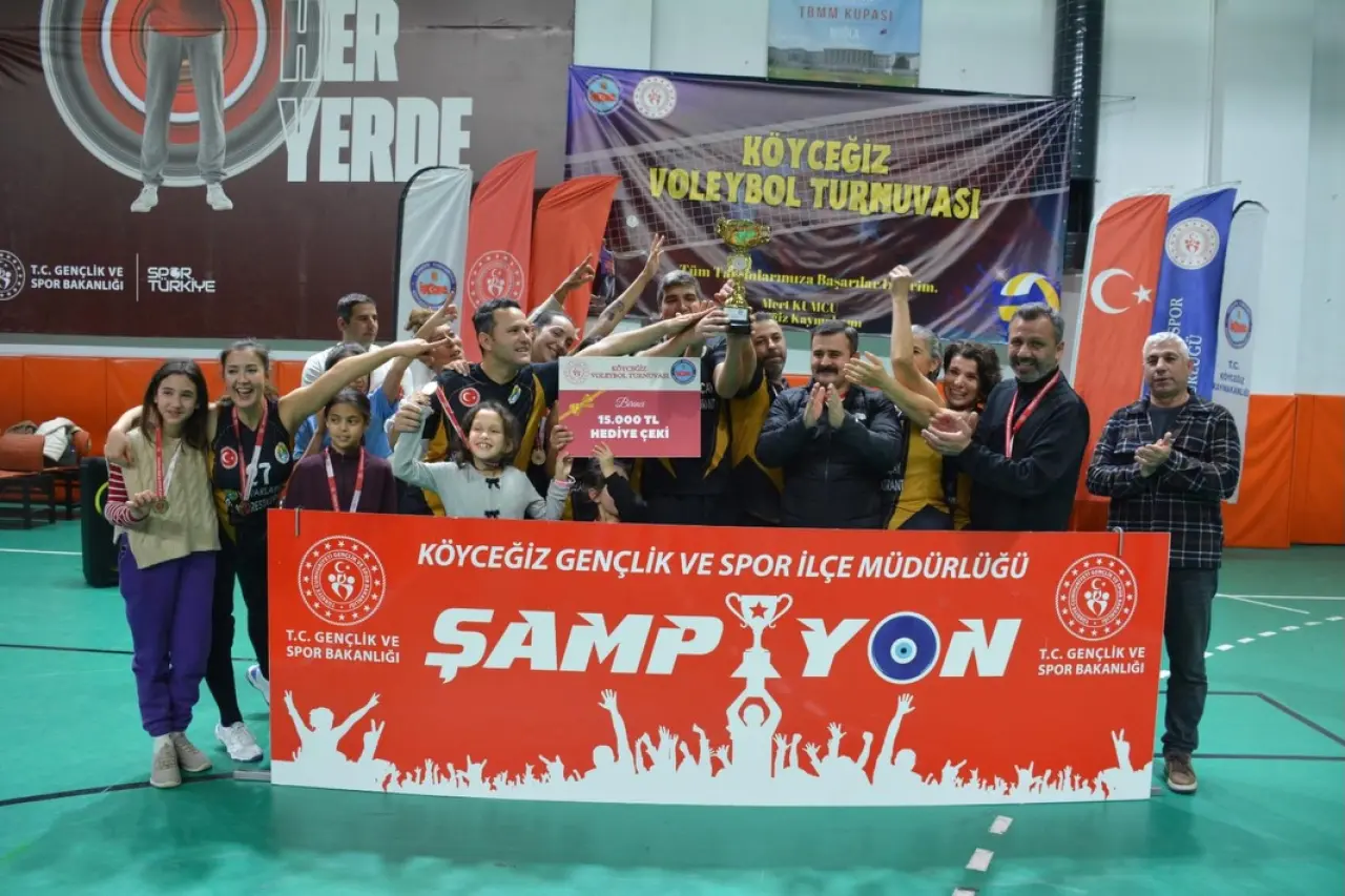Köyceğiz’de düzenlenen voleybol turnuvasında Kaymakamlık ve Belediye’nin ödül alması tartışma yarattı.