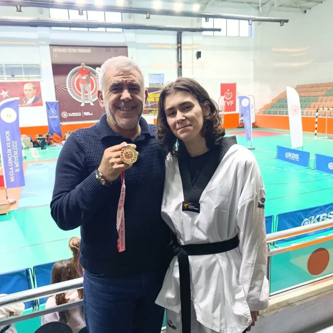 Köyceğiz Anadolu Lisesi öğrencisi Elif Koparan, tekvando Muğla elemelerinde il birincisi olarak Türkiye finallerine katılmaya hak kazandı.