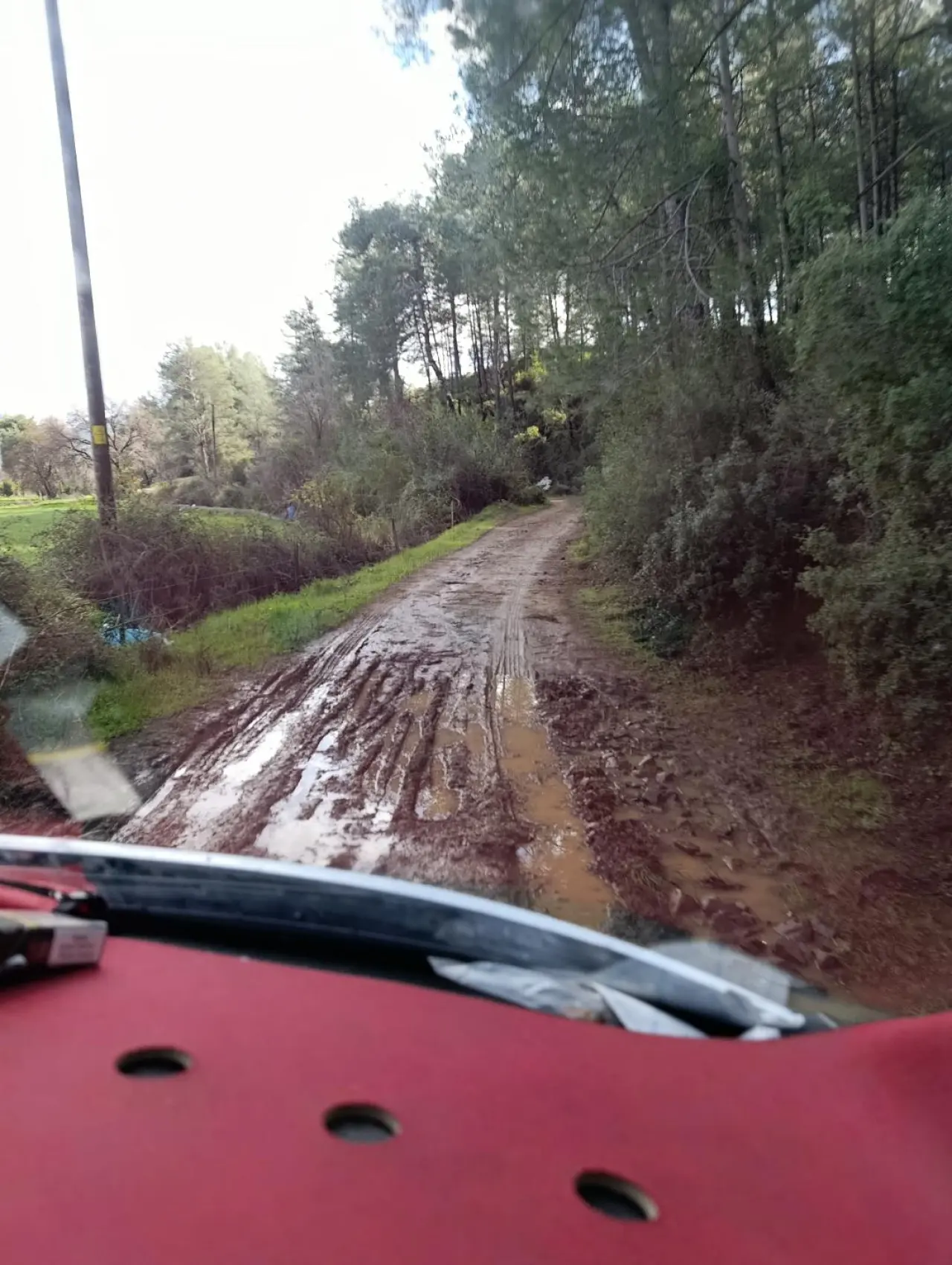 Köyceğiz Nasuhdede Mahallesi sakinleri, Merkez 5. Sokak’taki yolun çamur içinde olduğunu belirterek belediyeden çözüm istedi.