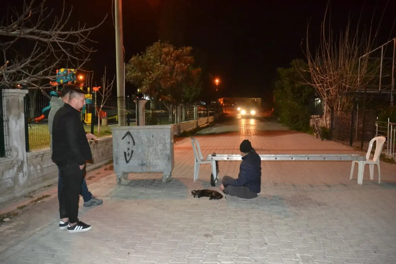 Muğla’nın Ortaca ilçesine bağlı Bahçelievler Mahallesi’nde mahalle sakini Akif Aydın, sokakta baktığı kedinin bir aracın çarpması sonucu hayatını kaybetmesinin ardından yolu kapatarak eylem yaptı. Olay, ilçede hem hayvanseverler hem de mahalle sakinleri arasında geniş yankı uyandırdı.