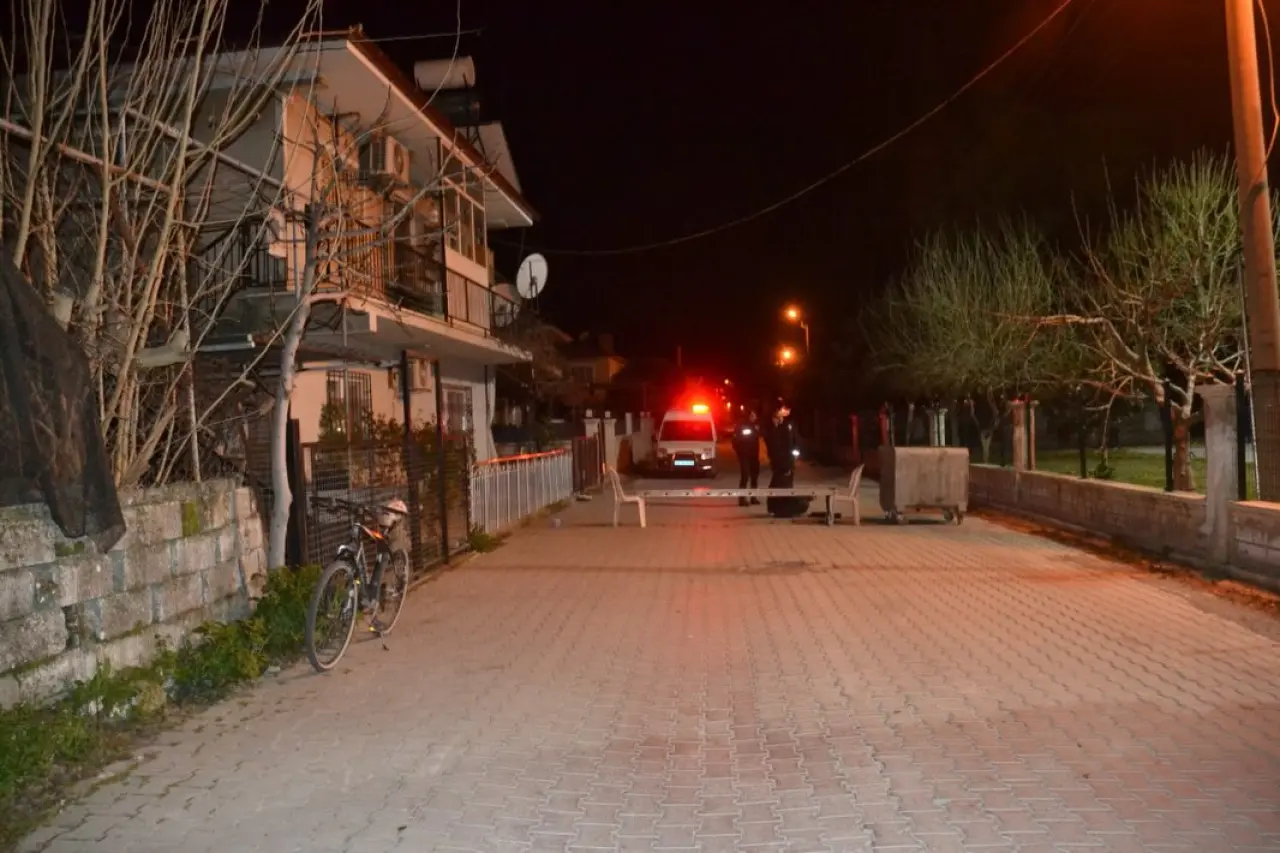 Muğla’nın Ortaca ilçesine bağlı Bahçelievler Mahallesi’nde mahalle sakini Akif Aydın, sokakta baktığı kedinin bir aracın çarpması sonucu hayatını kaybetmesinin ardından yolu kapatarak eylem yaptı. Olay, ilçede hem hayvanseverler hem de mahalle sakinleri arasında geniş yankı uyandırdı.