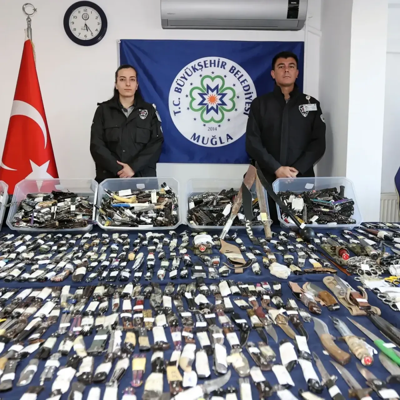 Muğla Büyükşehir Belediyesi otogarlarda 2025’ten bu yana 2 bin 520 kesici alet ve 30’dan fazla silaha el koydu.