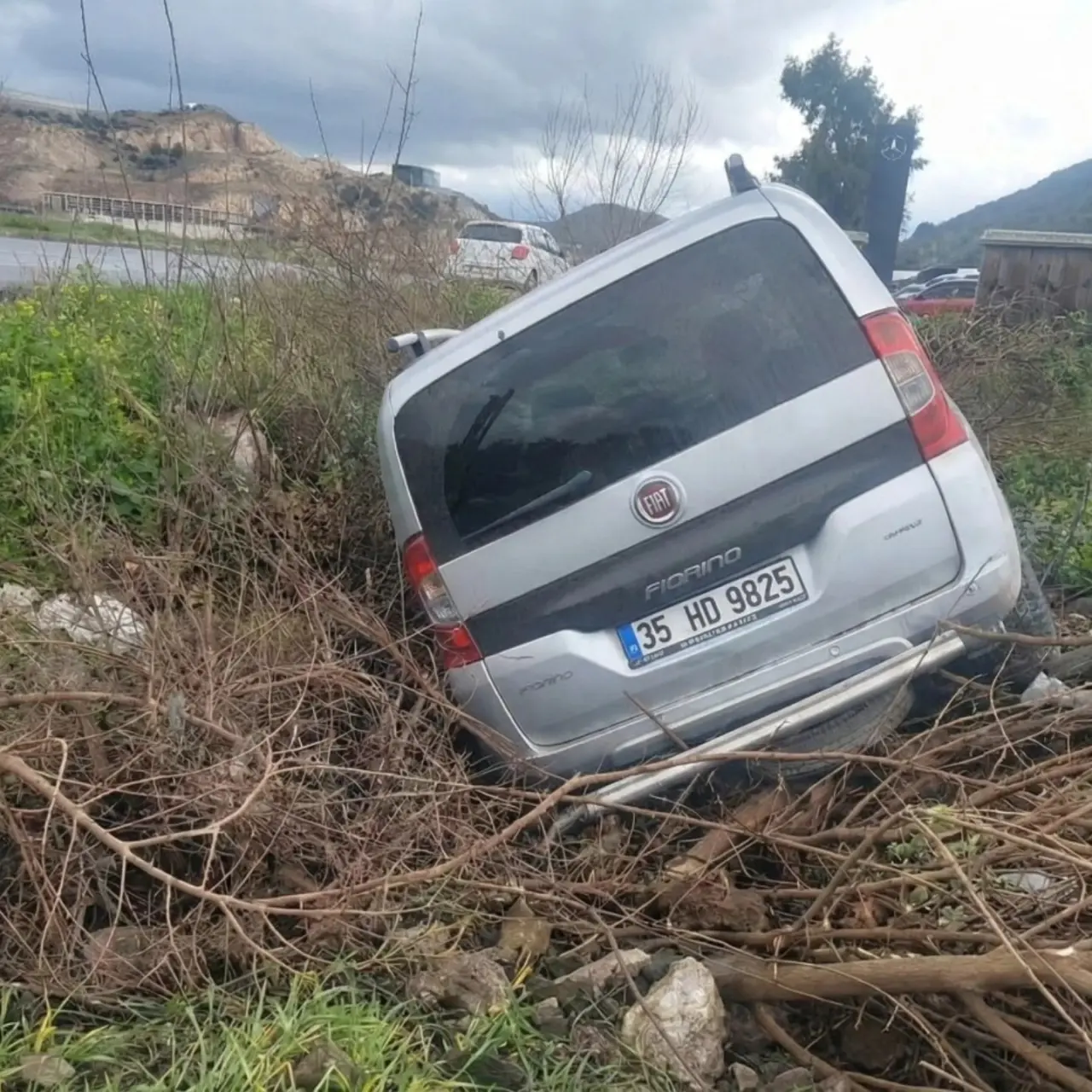 Muğla Milas–Söke yolunda yağış nedeniyle kayganlaşan zeminde araç şarampole yuvarlandı, bir yolcu yaralandı.
