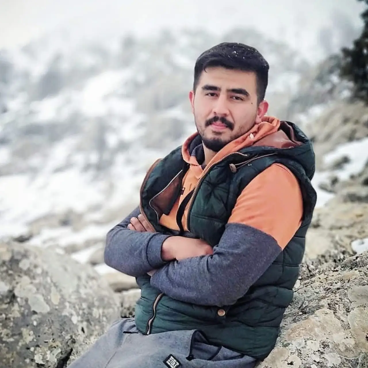 Seydikemer Çamurköy Mahallesi'nde 32 yaşındaki Serdar Aktan dükkanında ölü bulundu. Jandarma ekipleri geniş çaplı soruşturma başlattı.