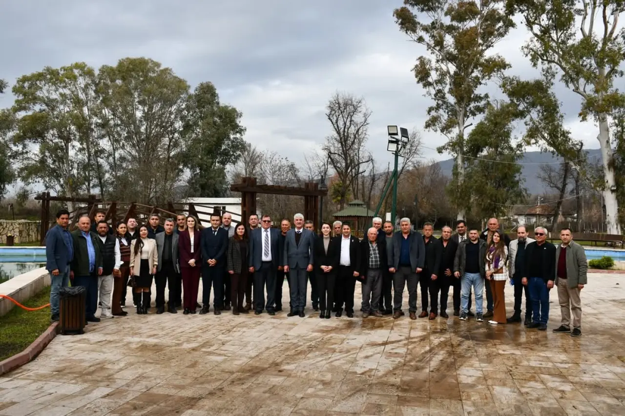Köyceğiz Belediye Başkanı Ali Erdoğan, ilçenin mahalle muhtarlarıyla bir araya gelerek devam eden çalışmaları ve planlanan projeleri değerlendirdi. Şehit Görkem Hasdemir Mesire ve Kamp Alanı’nda gerçekleştirilen geniş kapsamlı toplantıda, mahallelerin öncelikli ihtiyaçları masaya yatırıldı.
