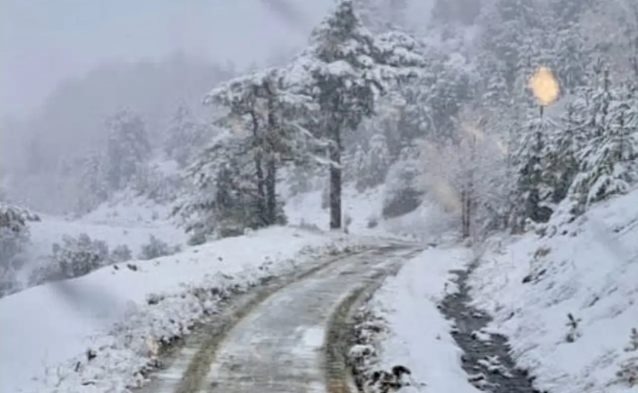 Köyceğiz’in yüksek kesimlerinde yer alan Otmanlar Mahallesi'nde etkisini artıran kar yağışı ve dondurucu soğuklar sonrası yerel yönetim harekete geçti. Köyceğiz Belediye Başkanlığı, vatandaşların ulaşımda mağduriyet yaşamaması için tüm birimleriyle teyakkuz haline geçtiğini duyurdu.
