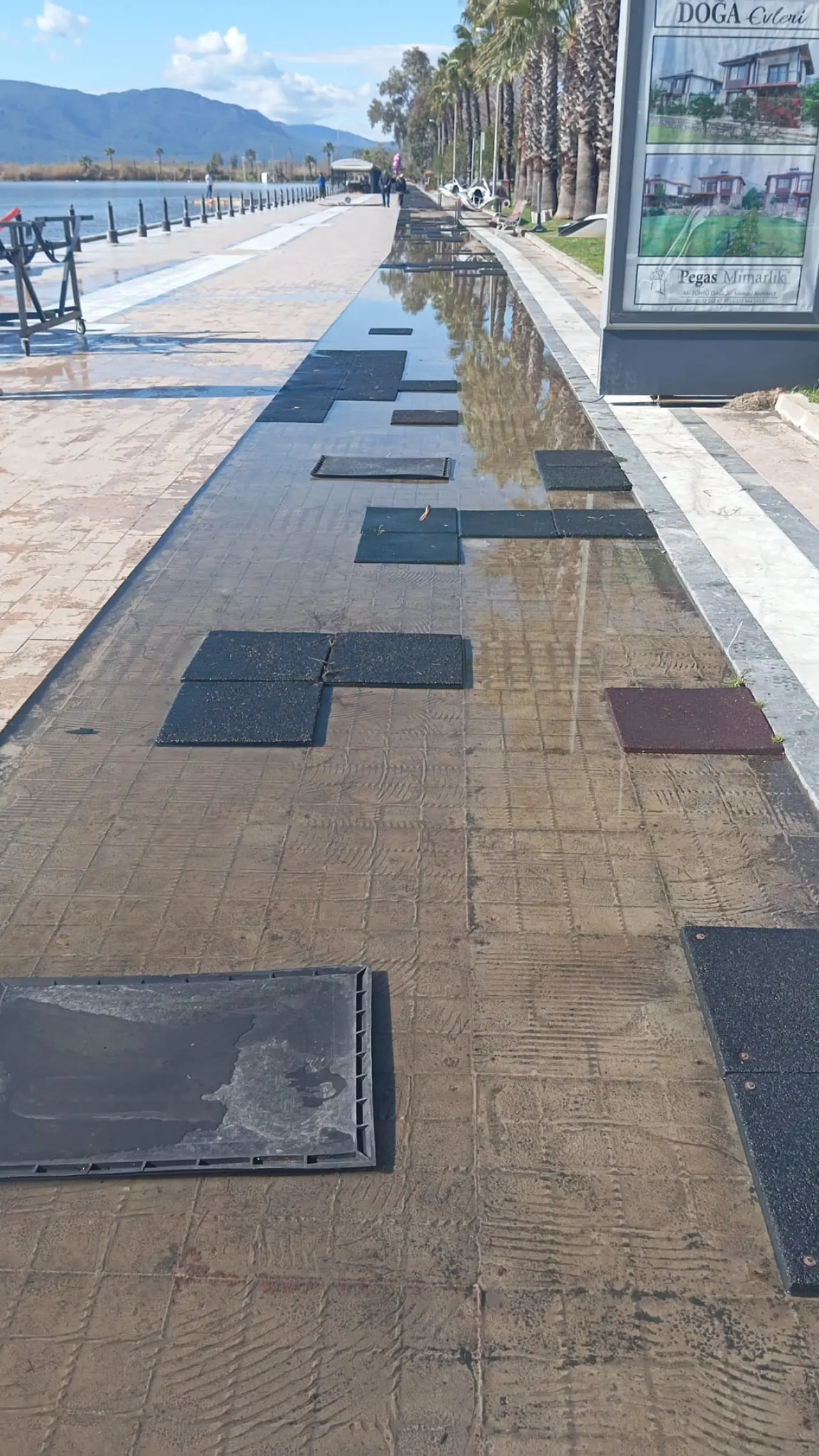 Köyceğiz sahilinde fırtına sonrası yürüyüş yolundan eser kalmadı. Sökülen kauçuk zeminler "ihmal mi var?" sorusunu gündeme getirdi. Belediye henüz müdahale etmedi.