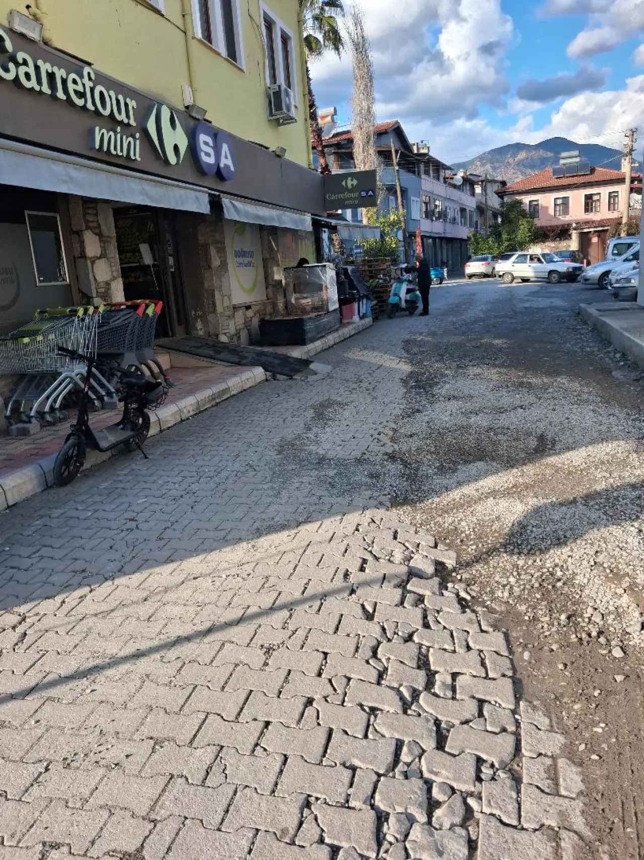 Köyceğiz Gülpınar Mahallesi Aydınalay Sokak'ta bozulan kilit parke taşları aylardır onarılmıyor. Esnaf ve vatandaşlar bozulan yolların bir an önce yapılmasını istiyor.