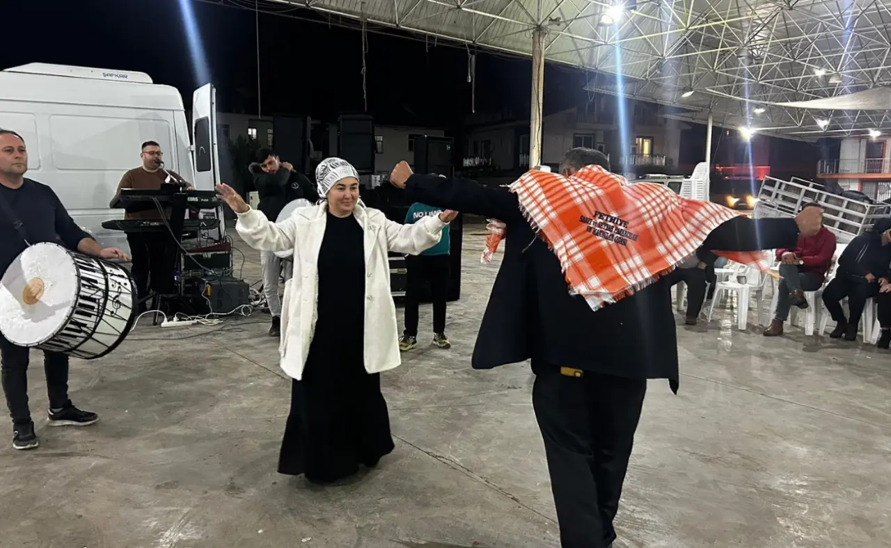 Fethiye Sabit ve Seyyar Pazarcılar Manavlar Odası Başkanı Halil Ayat oldu. Çamköy'deki zafer kutlaması ve seçim sonuçlarının detayları burada.