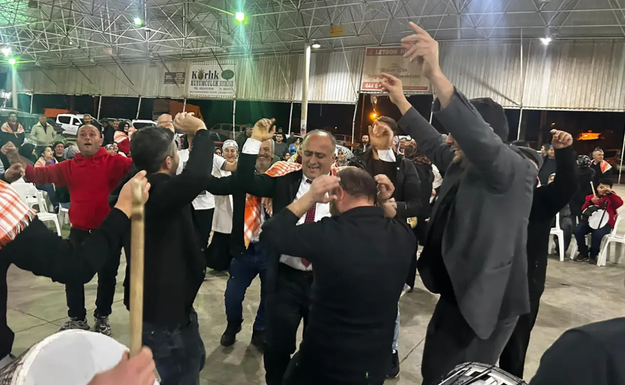 Fethiye Sabit ve Seyyar Pazarcılar Manavlar Odası Başkanı Halil Ayat oldu. Çamköy'deki zafer kutlaması ve seçim sonuçlarının detayları burada.