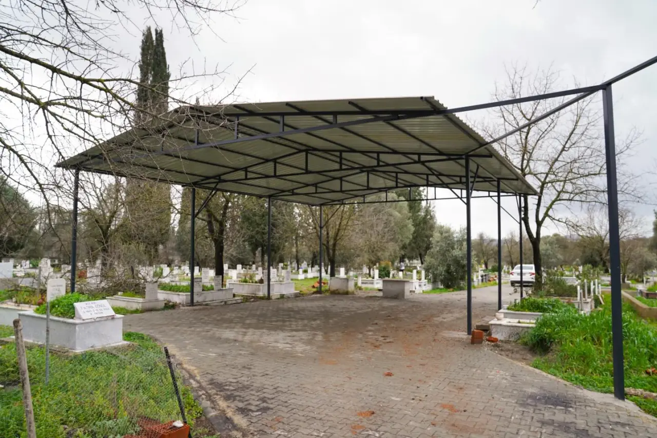 Köyceğiz Belediyesi, Yangı Boğasa Mezarlığı'na üstü kapalı alan ve musalla taşı yaptı. Muğla Büyükşehir Belediyesi desteğiyle tamamlanan proje detayları.
