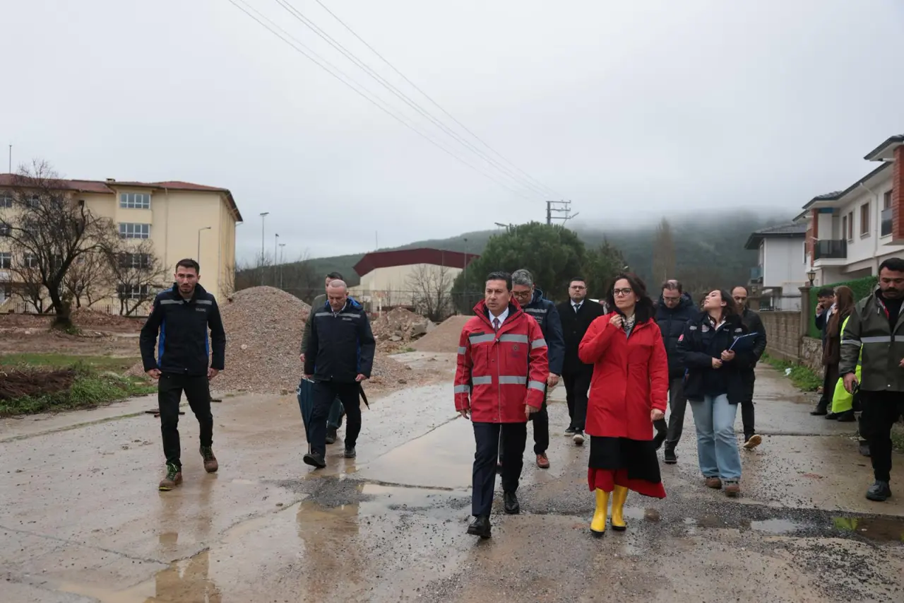 Başkan Ahmet Aras ve Gonca Köksal, Menteşe Kötekli ile Yeniköy mahallelerinde süren 502 milyon TL'lik dev yol ve altyapı yatırımını yerinde inceledi.