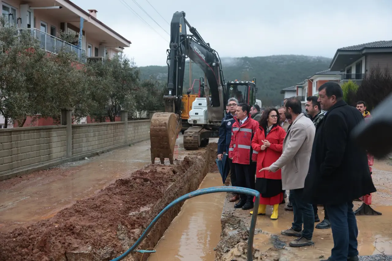 Başkan Ahmet Aras ve Gonca Köksal, Menteşe Kötekli ile Yeniköy mahallelerinde süren 502 milyon TL'lik dev yol ve altyapı yatırımını yerinde inceledi.