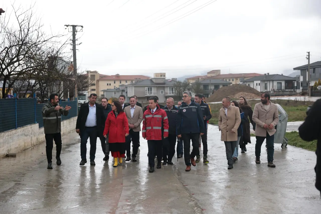 Başkan Ahmet Aras ve Gonca Köksal, Menteşe Kötekli ile Yeniköy mahallelerinde süren 502 milyon TL'lik dev yol ve altyapı yatırımını yerinde inceledi.