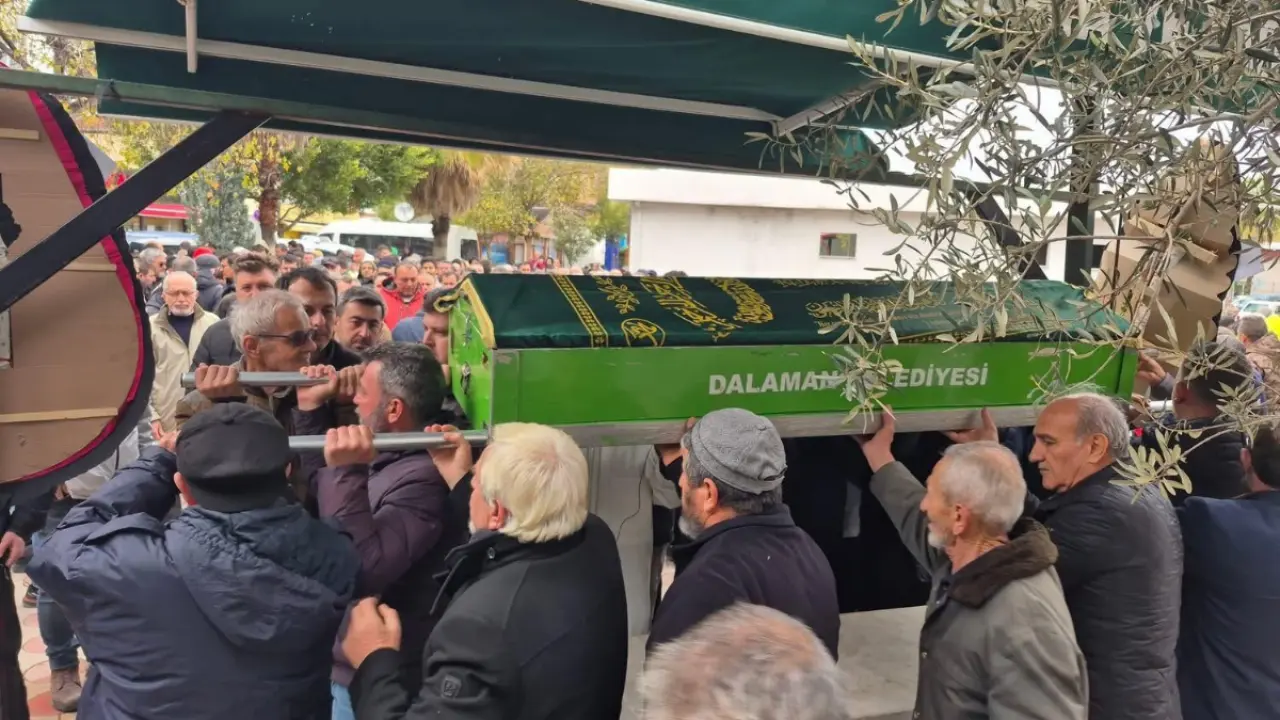 Dalaman'da alkollü sürücünün çarptığı 9 yaşındaki Birkan Çillimoğlu, yaşam savaşını kaybederek Şerefler Mezarlığı'nda son yolculuğuna uğurlandı.