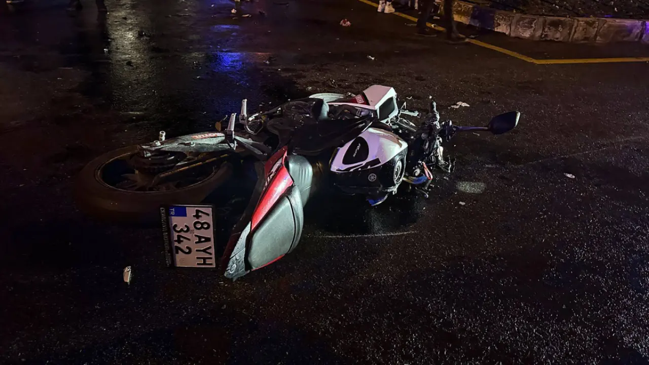 Menteşe AVM kavşağında motosiklet ile otomobil çarpıştı. Ağır yaralanan motosiklet sürücüsü hastaneye kaldırıldı, hayati tehlikesi sürüyor. Detayları oku!