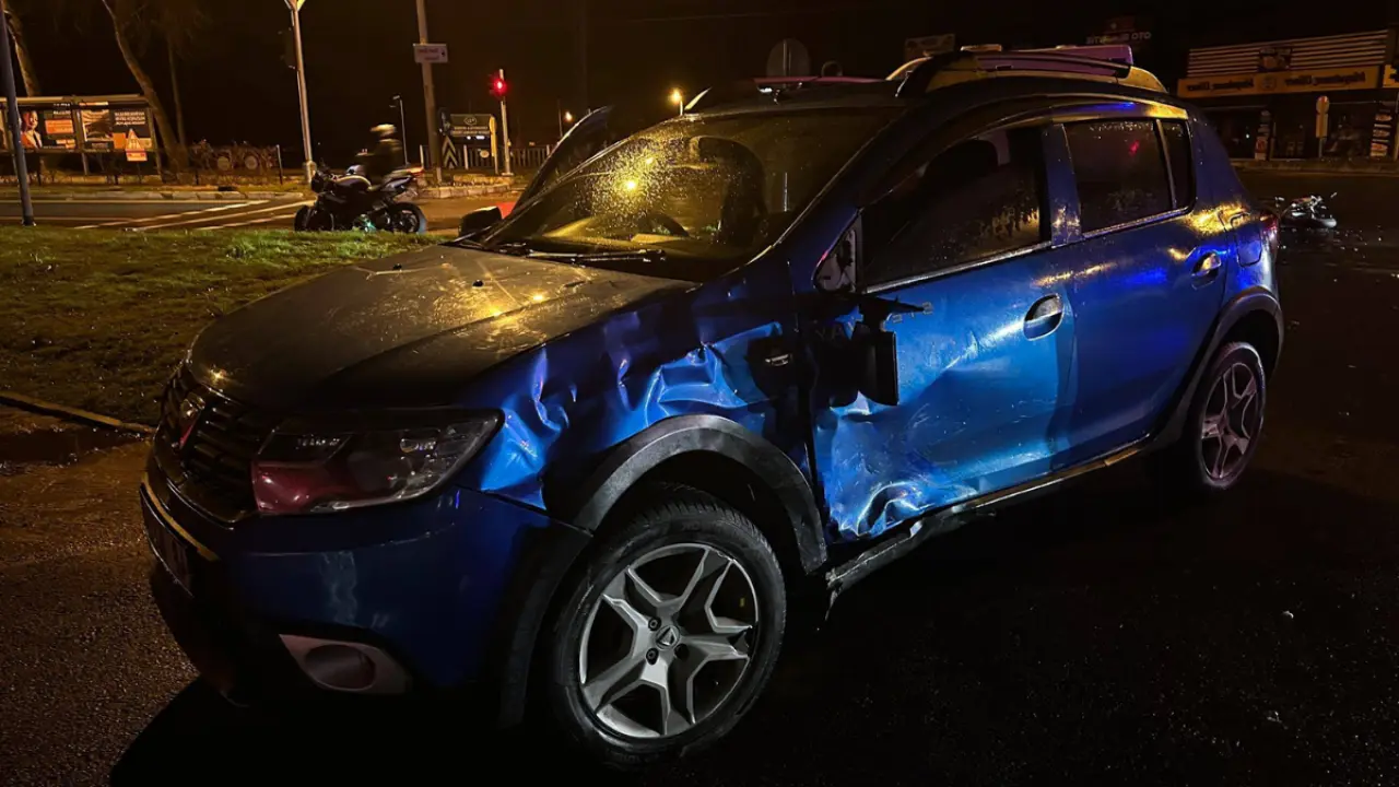 Menteşe AVM kavşağında motosiklet ile otomobil çarpıştı. Ağır yaralanan motosiklet sürücüsü hastaneye kaldırıldı, hayati tehlikesi sürüyor. Detayları oku!