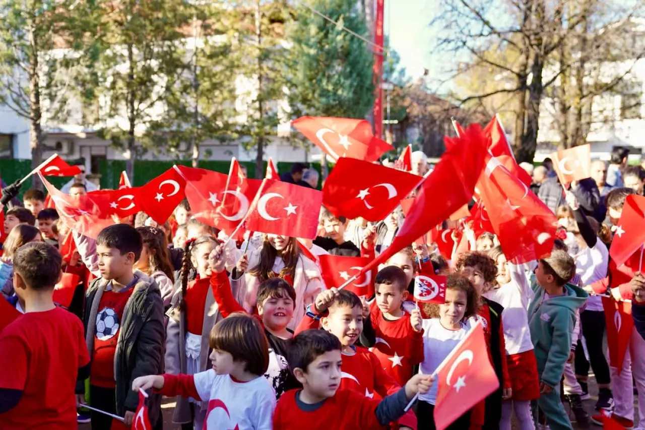 Köyceğiz Atatürk Bulvarı’nda düzenlenen "Bayrak Yürüyüşü" büyük bir coşkuyla gerçekleştirildi. Kaymakam Mert Kumcu ve ilçe protokolü öğrencilerle birlikte yürüdü.