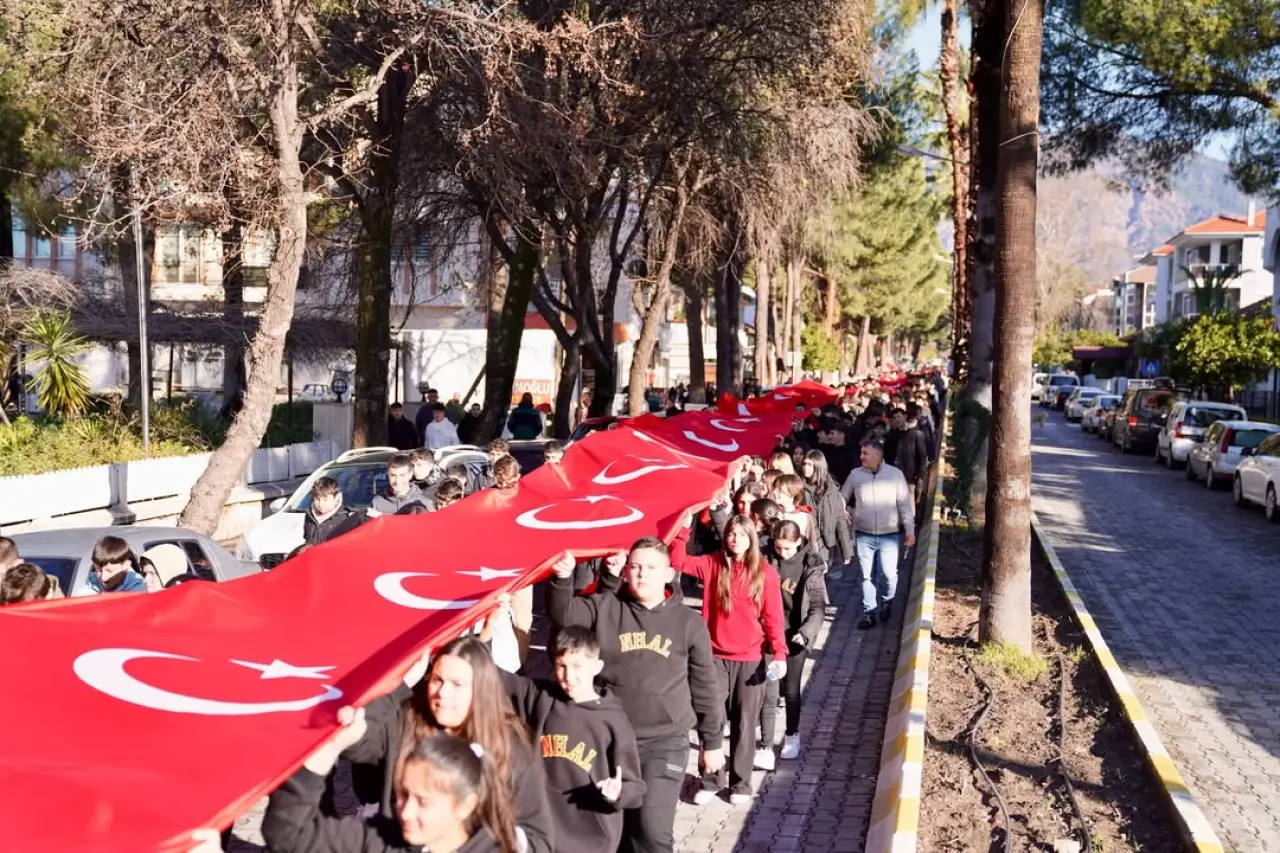Köyceğiz Atatürk Bulvarı’nda düzenlenen "Bayrak Yürüyüşü" büyük bir coşkuyla gerçekleştirildi. Kaymakam Mert Kumcu ve ilçe protokolü öğrencilerle birlikte yürüdü.
