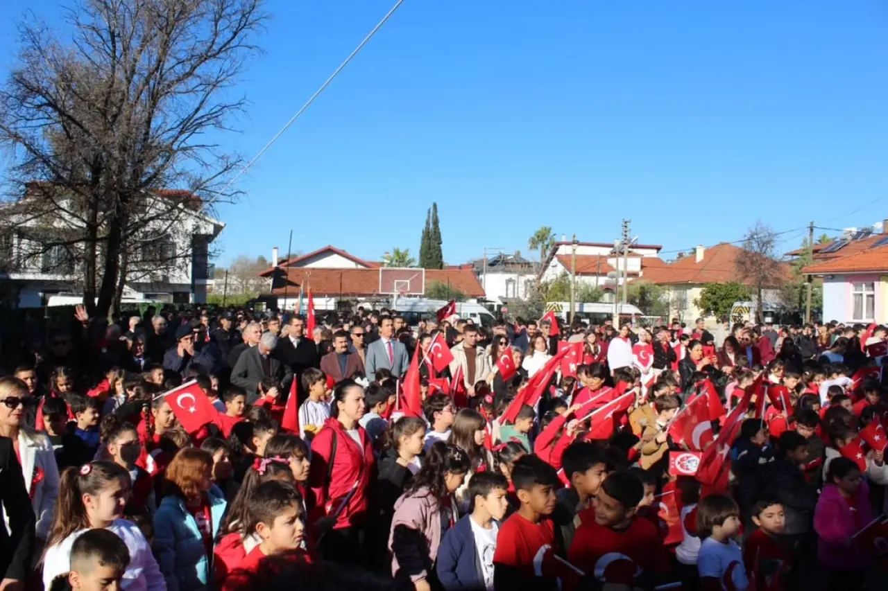 Köyceğiz Kaymakamı Mert Kumcu riyasetinde düzenlenen "Bayrak Sevgisi Yürüyüşü" 1800'den fazla kişinin katılımıyla dev bir gövde gösterisine dönüştü.