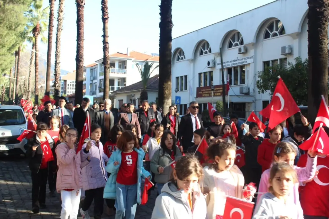 Köyceğiz Kaymakamı Mert Kumcu riyasetinde düzenlenen "Bayrak Sevgisi Yürüyüşü" 1800'den fazla kişinin katılımıyla dev bir gövde gösterisine dönüştü.