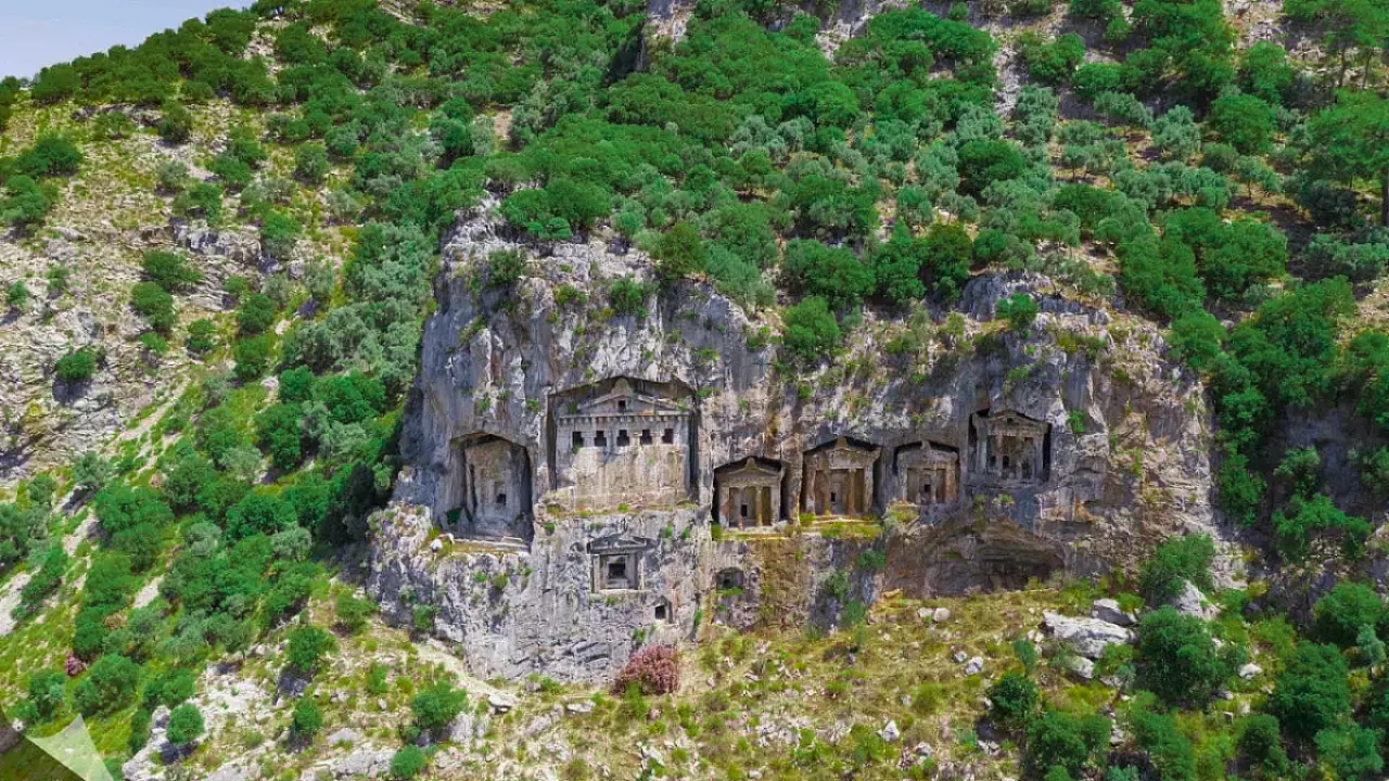 Muğla’nın kalbinde M.Ö. 6. yüzyıla uzanan bir tarih: Kaunos (Kbid). 2600 yıldır dimdik ayakta duran bu devasa kral mezarlarının sırrı ve antik kentin büyüleyici hikayesi...