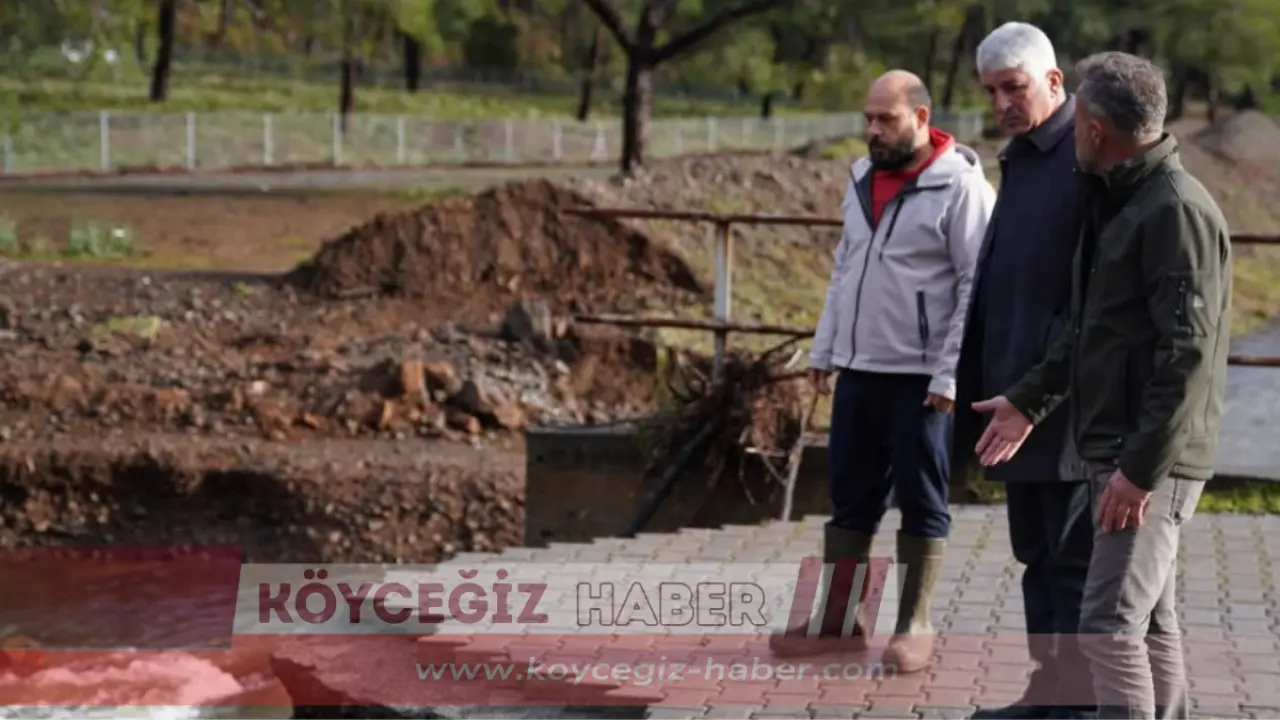 Köyceğiz'de dün gece etkili olan sel felaketi Balcılar Mahallesi'nde köprü yıktı, yolları parçaladı. Belediye Başkanı Ali Erdoğan, Muhtar Kadir Topsakal ile bölgede inceleme yaptı.