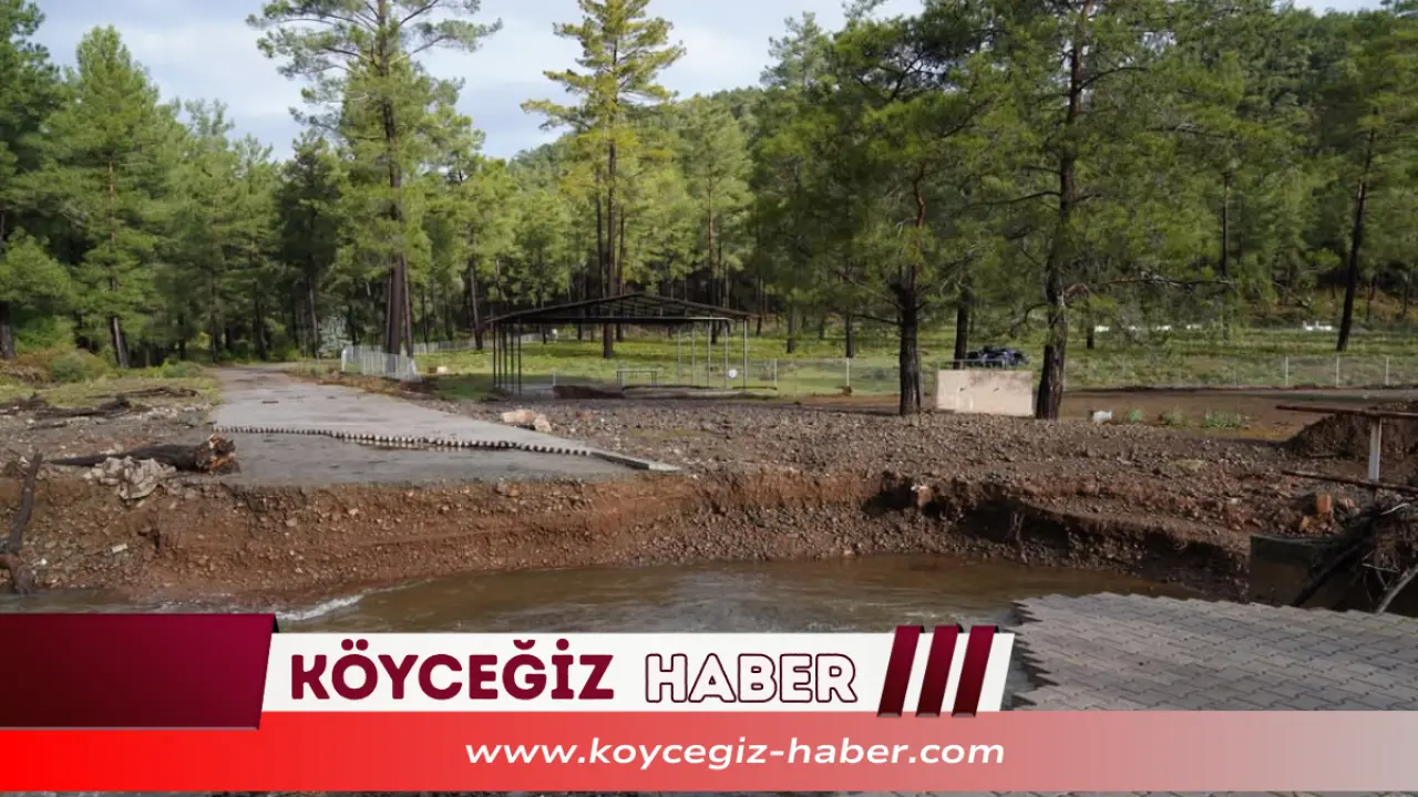 Köyceğiz'de dün gece etkili olan sel felaketi Balcılar Mahallesi'nde köprü yıktı, yolları parçaladı. Belediye Başkanı Ali Erdoğan, Muhtar Kadir Topsakal ile bölgede inceleme yaptı.