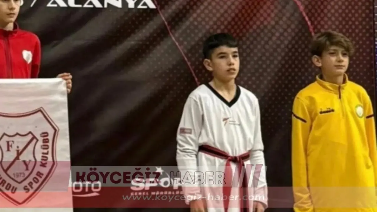 Köyceğiz Beyobası Yusuf Niyazi Pirci Ortaokulu öğrencisi Görkem Uğurlu, Taekwondo Batı Grubu elemelerinde 3. olarak Türkiye Şampiyonası'na katılmaya hak kazandı.